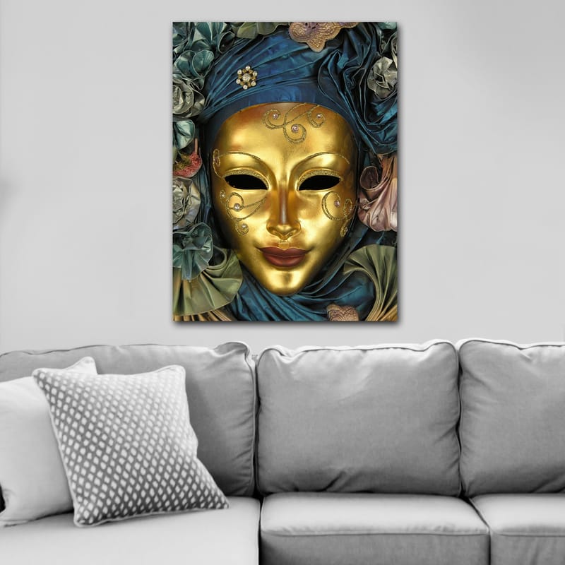 Canvastavla 70x100 cm - Elegant mask med gyllene yta och intrikata detaljer, omgiven av blå och gröna textilier - Guld / Blå / Grön - Inredning - Tavlor & posters - Canvastavla