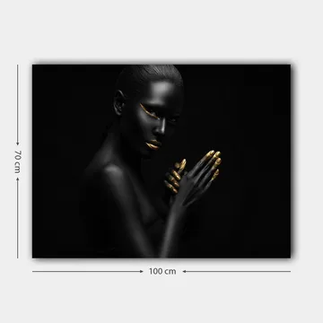 Canvastavla 70x100 cm - Elegant och mystisk kvinna med svart hud och guldiga detaljer i ansiktet och på händerna - Svart / Guld - Inredning - Tavlor & posters - Canvastavla