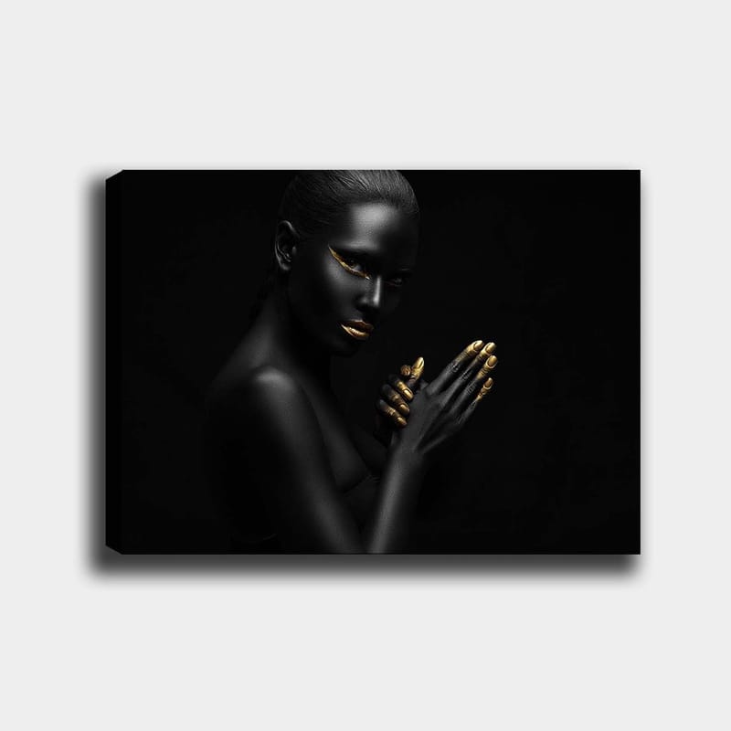 Canvastavla 70x100 cm - Elegant och mystisk kvinna med svart hud och guldiga detaljer i ansiktet och på händerna, Svart / Guld