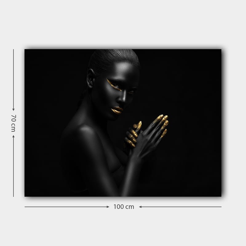 Canvastavla 70x100 cm - Elegant och mystisk kvinna med svart hud och guldiga detaljer i ansiktet och på händerna - Svart / Guld - Inredning - Tavlor & posters - Canvastavla