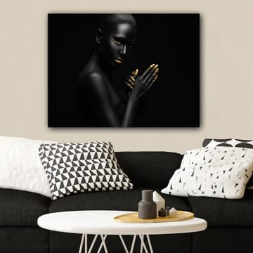 Canvastavla 70x100 cm - Elegant och mystisk kvinna med svart hud och guldiga detaljer i ansiktet och på händerna - Svart / Guld - Inredning - Tavlor & posters - Canvastavla