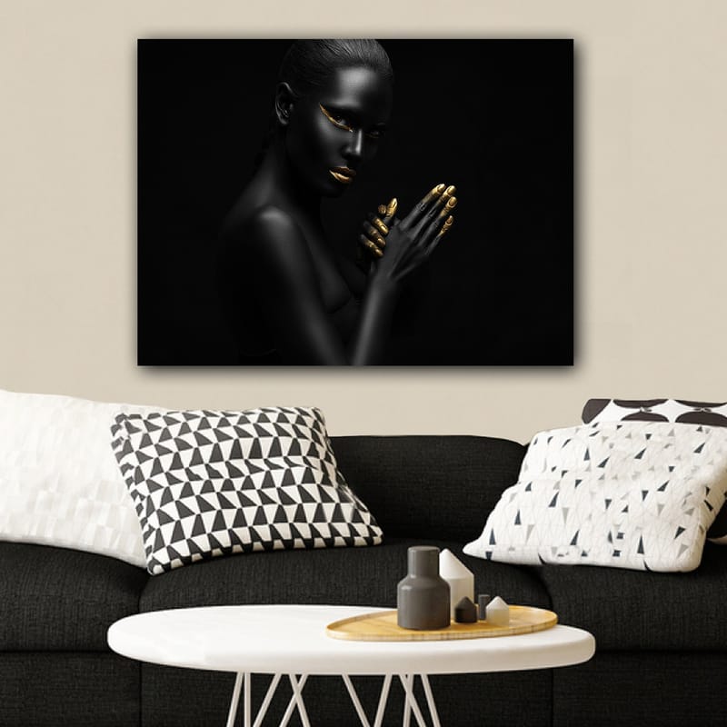 Canvastavla 70x100 cm - Elegant och mystisk kvinna med svart hud och guldiga detaljer i ansiktet och på händerna - Svart / Guld - Inredning - Tavlor & posters - Canvastavla