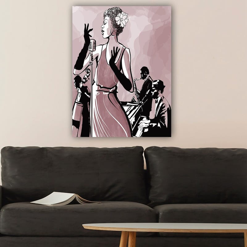 Canvastavla 70x100 cm - Elegant sångerska i fokus, omgiven av musiker som skapar en jazzig atmosfär - Mörk rosa / Svart / Vit - Inredning - Tavlor & posters - Canvastavla