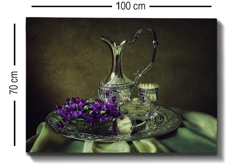 Canvastavla 70x100 cm - Elegant silverkanna med blommor på en dekorerad bricka - Silver / Lila / Grön - Inredning - Tavlor & posters - Canvastavla