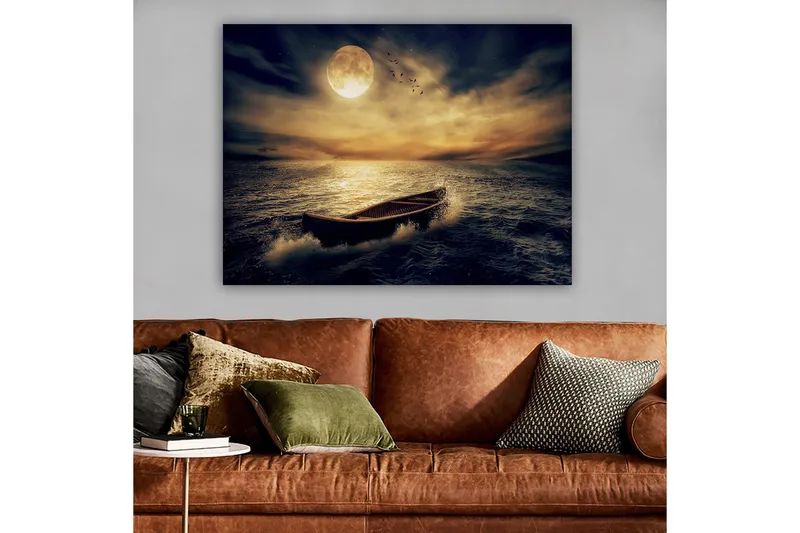 Canvastavla 70x100 cm - Ensam båt glider fram över en spegelblanka sjö under en stor, lysande måne - Mörkblå / Gyllene / Grå - Inredning - Tavlor & posters - Canvastavla