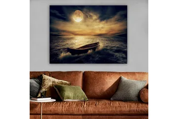 Canvastavla 70x100 cm - Ensam båt glider fram över en spegelblanka sjö under en stor, lysande måne - Mörkblå / Gyllene / Grå - Inredning - Tavlor & posters - Canvastavla