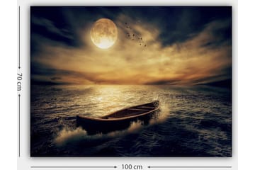 Canvastavla 70x100 cm - Ensam båt glider fram över en spegelblanka sjö under en stor, lysande måne - Mörkblå / Gyllene / Grå - Inredning - Tavlor & posters - Canvastavla