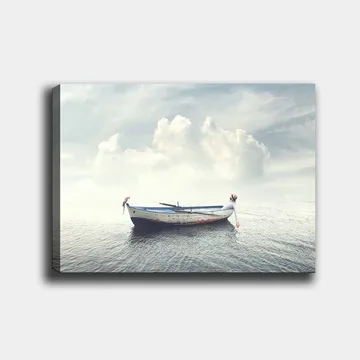 Canvastavla 70x100 cm - Ensam båt som flyter på stilla vatten under en ljus himmel med moln - Blå / Vit / Grå - Inredning - Tavlor & posters - Canvastavla