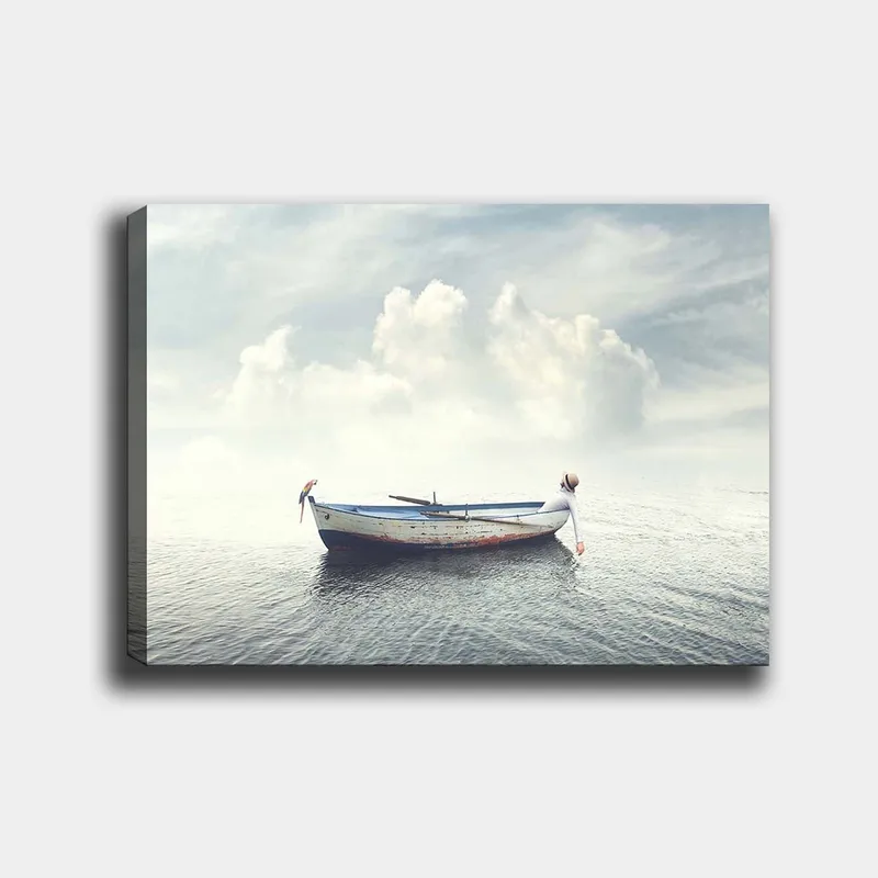 Canvastavla 70x100 cm - Ensam båt som flyter på stilla vatten under en ljus himmel med moln, Blå / Vit / Grå