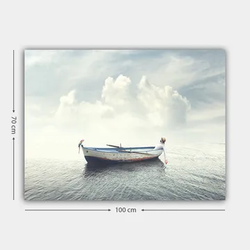 Canvastavla 70x100 cm - Ensam båt som flyter på stilla vatten under en ljus himmel med moln - Blå / Vit / Grå - Inredning - Tavlor & posters - Canvastavla