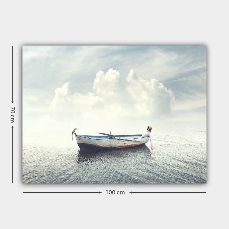 Canvastavla 70x100 cm - Ensam båt som flyter på stilla vatten under en ljus himmel med moln - Blå / Vit / Grå - Inredning - Tavlor & posters - Canvastavla