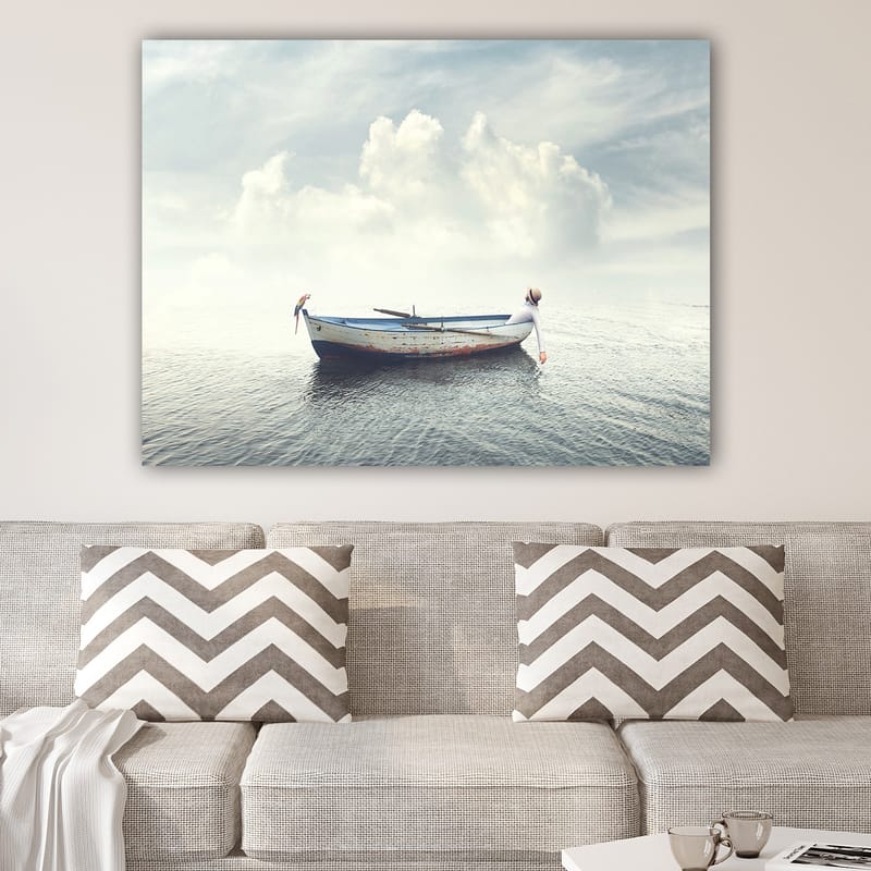 Canvastavla 70x100 cm - Ensam båt som flyter på stilla vatten under en ljus himmel med moln - Blå / Vit / Grå - Inredning - Tavlor & posters - Canvastavla
