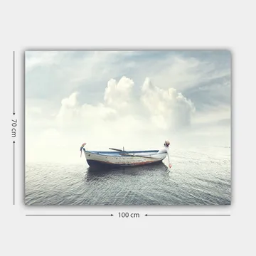 Canvastavla 70x100 cm - Ensam båt som flyter på stilla vatten under en ljus himmel med moln - Blå / Vit / Grå - Inredning - Tavlor & posters - Canvastavla
