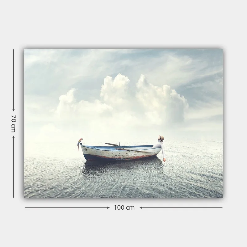 Canvastavla 70x100 cm - Ensam båt som flyter på stilla vatten under en ljus himmel med moln - Blå / Vit / Grå - Inredning - Tavlor & posters - Canvastavla