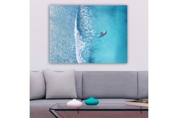Canvastavla 70x100 cm - Ensam båt på ett klart, turkost hav med vita vågor som rullar in mot stranden - Turkos / Vit - Inredning - Tavlor & posters - Canvastavla