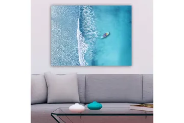 Canvastavla 70x100 cm - Ensam båt på ett klart, turkost hav med vita vågor som rullar in mot stranden - Turkos / Vit - Inredning - Tavlor & posters - Canvastavla