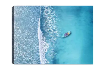 Canvastavla 70x100 cm - Ensam båt på ett klart, turkost hav med vita vågor som rullar in mot stranden - Turkos / Vit - Inredning - Tavlor & posters - Canvastavla