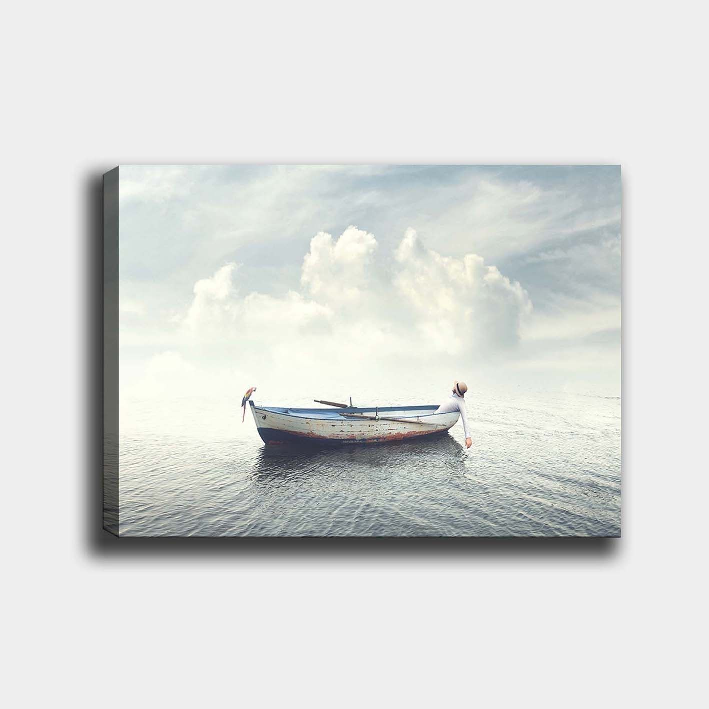 Canvastavla 70x100 cm - Ensam båt som flyter på stilla vatten under en ljus himmel med moln - Blå / Vit / Grå