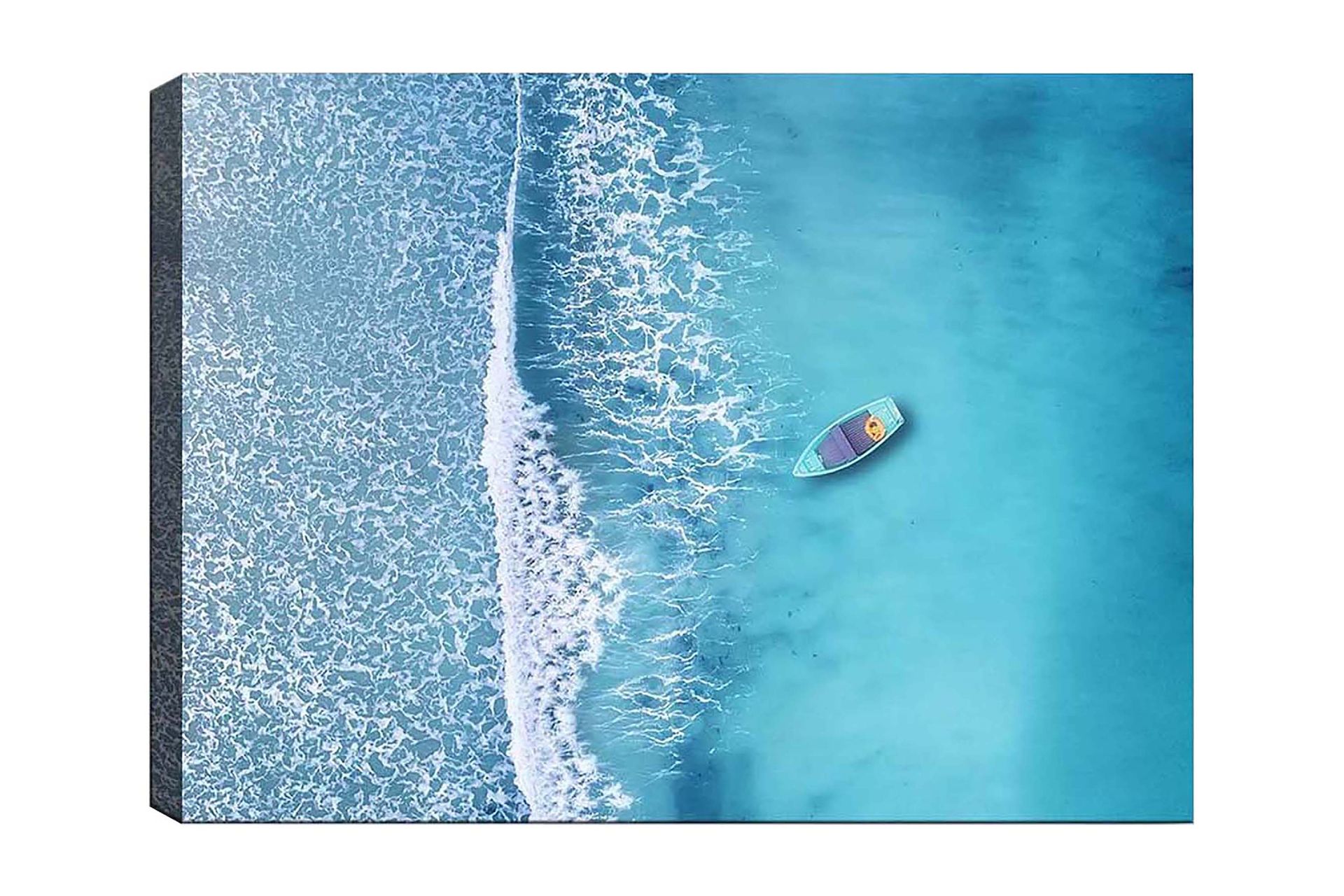 Canvastavla 70x100 cm - Ensam båt på ett klart, turkost hav med vita vågor som rullar in mot stranden - Turkos / Vit
