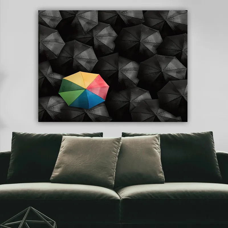 Canvastavla 70x100 cm - Ensam färgglad paraply bland en mängd svarta paraplyer - Svart / Gul / Röd - Inredning - Tavlor & posters - Canvastavla