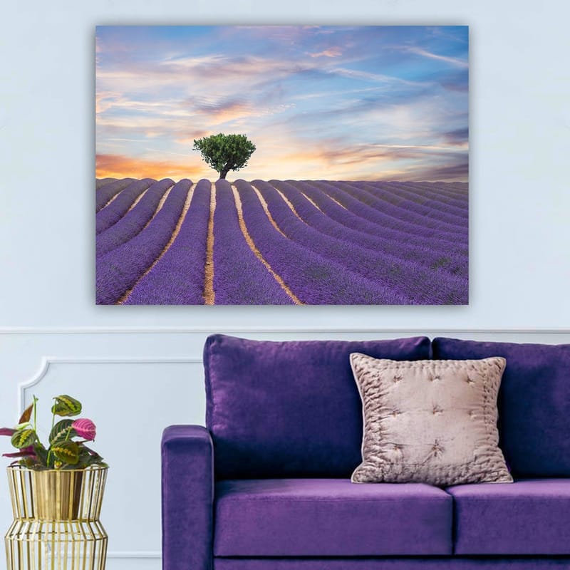 Canvastavla 70x100 cm - Ensam trädkrona står stolt över ett fält av lavendel i mjuka, vågiga rader under en färgsprakande himmel - Lila / Grön / Gul - Inredning - Tavlor & posters - Canvastavla