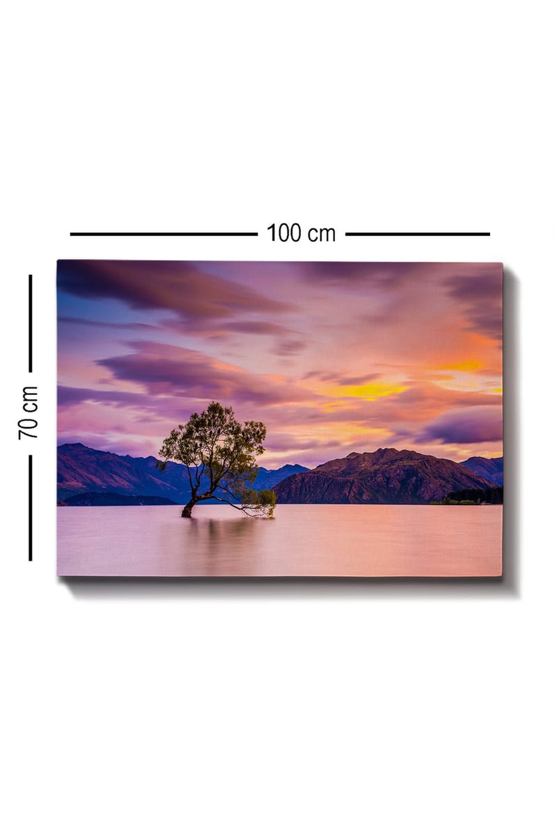 Canvastavla 70x100 cm - Ensam trädstam i en spegelblanka sjö med fjärran berg i bakgrunden under en färgsprakande himmel vid solnedgången - Lila / Grön / Orange - Inredning - Tavlor & posters - Canvastavla