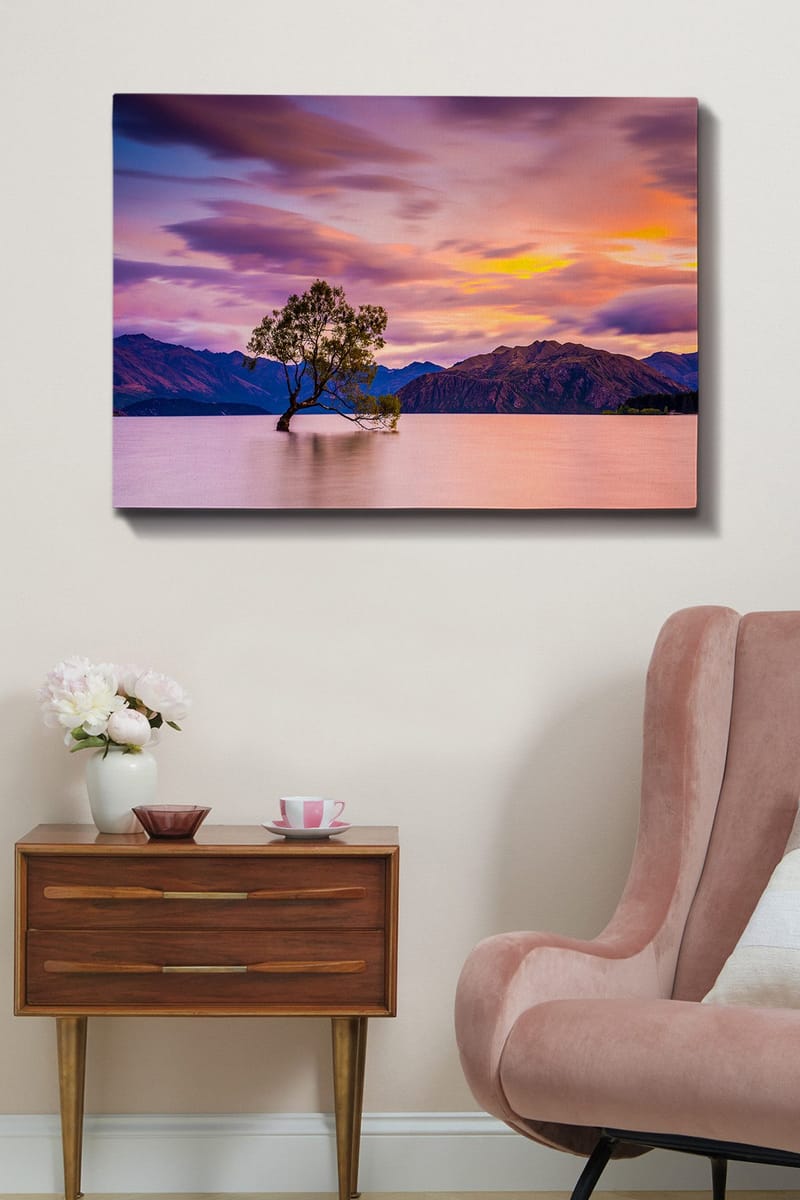 Canvastavla 70x100 cm - Ensam trädstam i en spegelblanka sjö med fjärran berg i bakgrunden under en färgsprakande himmel vid solnedgången - Lila / Grön / Orange - Inredning - Tavlor & posters - Canvastavla