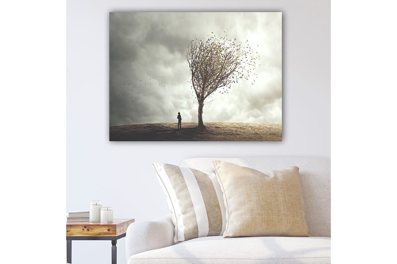Canvastavla 70x100 cm - Ensam person står vid ett träd som tappar sina löv i en dramatisk och molnig himmel, Grå / Brun / Beige