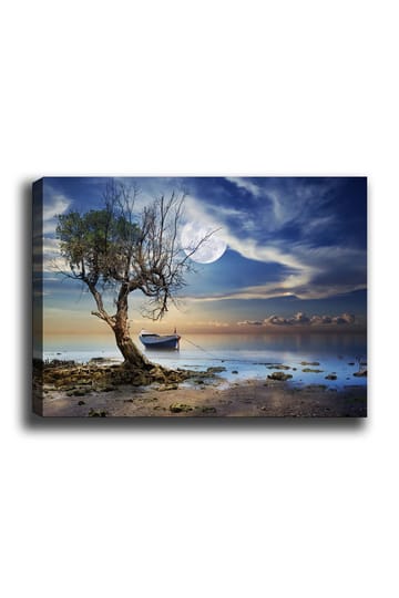 Canvastavla 70x100 cm - Enslig, död trädstam vid en stilla vattenyta med en båt i bakgrunden under en stjärnklar himmel - Blå / Grön / Beige - Inredning - Tavlor & posters - Canvastavla