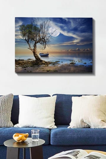 Canvastavla 70x100 cm - Enslig, död trädstam vid en stilla vattenyta med en båt i bakgrunden under en stjärnklar himmel - Blå / Grön / Beige - Inredning - Tavlor & posters - Canvastavla