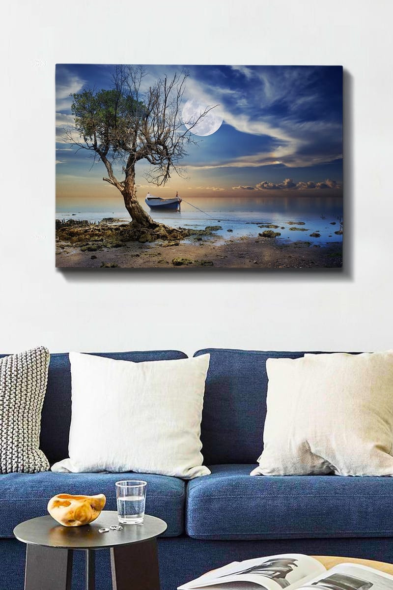 Canvastavla 70x100 cm - Enslig, död trädstam vid en stilla vattenyta med en båt i bakgrunden under en stjärnklar himmel - Blå / Grön / Beige - Inredning - Tavlor & posters - Canvastavla