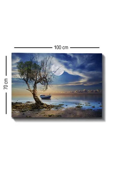 Canvastavla 70x100 cm - Enslig, död trädstam vid en stilla vattenyta med en båt i bakgrunden under en stjärnklar himmel - Blå / Grön / Beige - Inredning - Tavlor & posters - Canvastavla