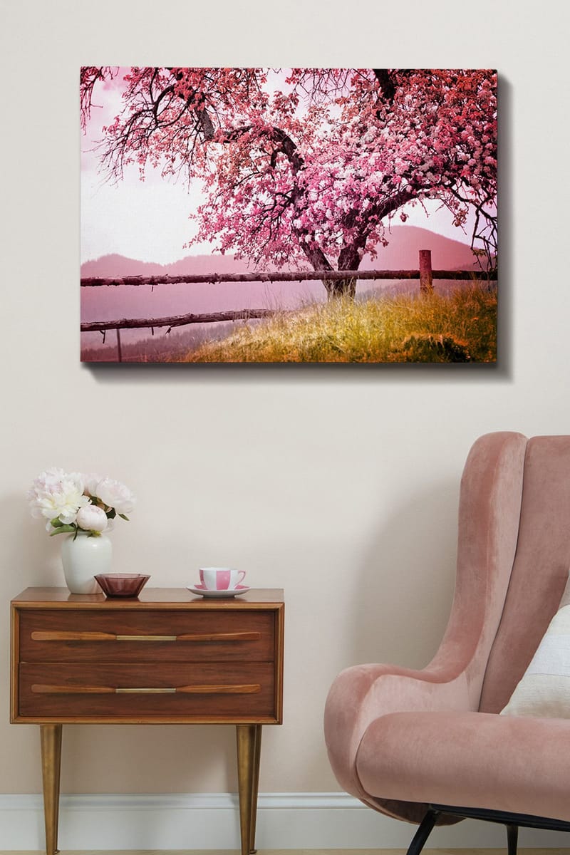 Canvastavla 70x100 cm - Ett blommande körsbärsträd i en idyllisk landskapsmiljö - Rosa / Grön / Brun - Inredning - Tavlor & posters - Canvastavla
