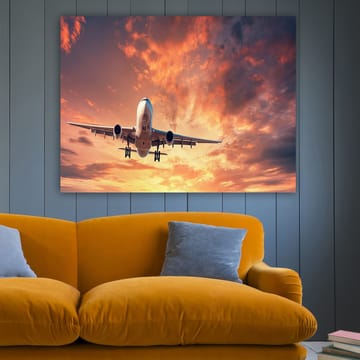 Canvastavla 70x100 cm - Ett flygplan som landar mot en dramatisk solnedgång med färgglada moln - Orange / Lila / Blå - Inredning - Tavlor & posters - Canvastavla
