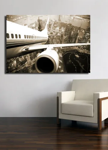 Canvastavla 70x100 cm - Ett flygplan som svävar över en stad i skymningsljus - Svart / Vit / Grå - Inredning - Tavlor & posters - Canvastavla