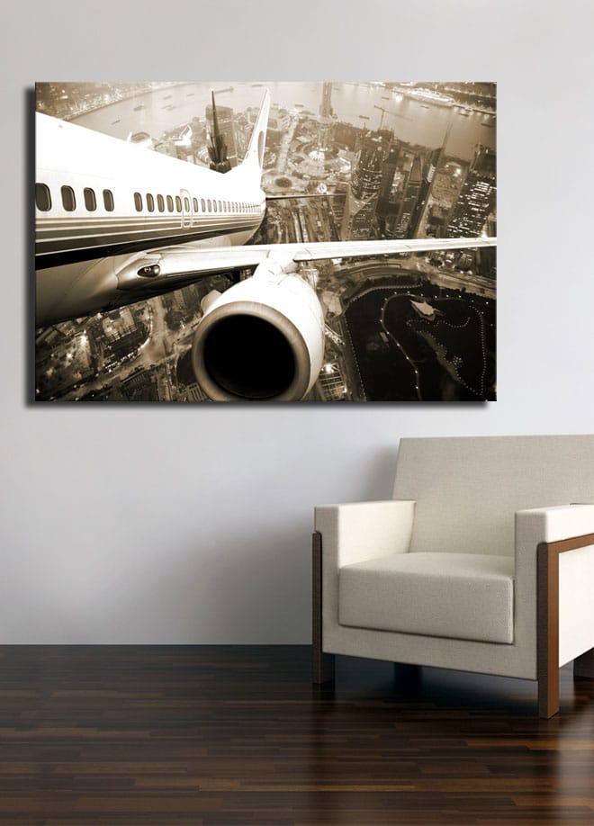 Canvastavla 70x100 cm - Ett flygplan som svävar över en stad i skymningsljus - Svart / Vit / Grå - Inredning - Tavlor & posters - Canvastavla