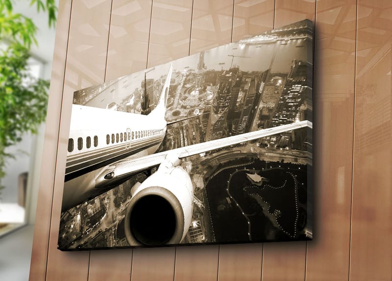 Canvastavla 70x100 cm - Ett flygplan som svävar över en stad i skymningsljus - Svart / Vit / Grå - Inredning - Tavlor & posters - Canvastavla