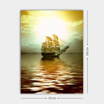 Canvastavla 70x100 cm - Ett majestätiskt segelfartyg som glider fram över en spegelblanka yta i ett gyllene ljus - Guld / Brunt / Beige - Inredning - Tavlor & posters - Canvastavla