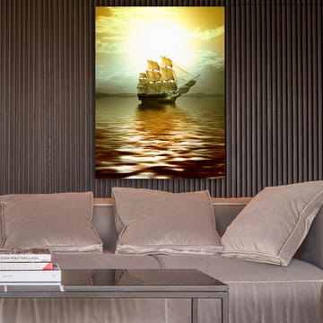 Canvastavla 70x100 cm - Ett majestätiskt segelfartyg som glider fram över en spegelblanka yta i ett gyllene ljus - Guld / Brunt / Beige - Inredning - Tavlor & posters - Canvastavla