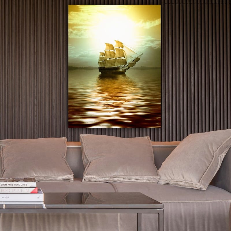Canvastavla 70x100 cm - Ett majestätiskt segelfartyg som glider fram över en spegelblanka yta i ett gyllene ljus - Guld / Brunt / Beige - Inredning - Tavlor & posters - Canvastavla
