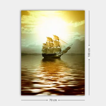 Canvastavla 70x100 cm - Ett majestätiskt segelfartyg som glider fram över en spegelblanka yta i ett gyllene ljus - Guld / Brunt / Beige - Inredning - Tavlor & posters - Canvastavla
