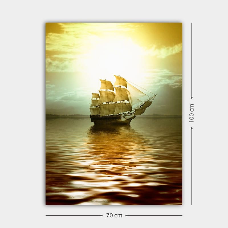 Canvastavla 70x100 cm - Ett majestätiskt segelfartyg som glider fram över en spegelblanka yta i ett gyllene ljus - Guld / Brunt / Beige - Inredning - Tavlor & posters - Canvastavla