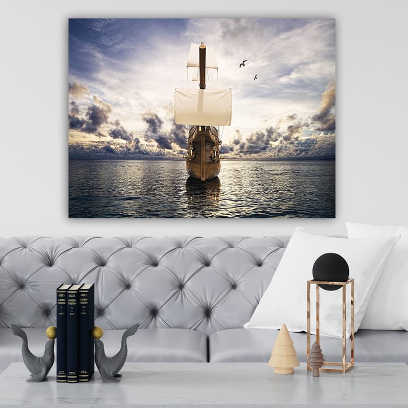 Canvastavla 70x100 cm - Ett majestätiskt segelfartyg som navigerar genom stilla vatten under en dramatisk himmel - Brun / Vit / Blå - Inredning - Tavlor & posters - Canvastavla