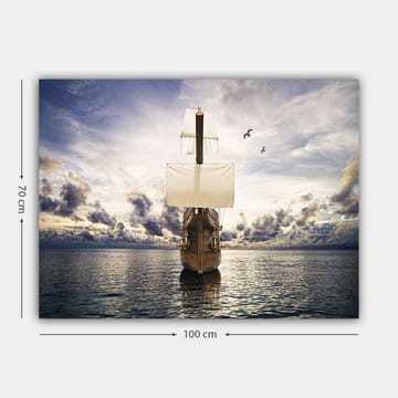 Canvastavla 70x100 cm - Ett majestätiskt segelfartyg som navigerar genom stilla vatten under en dramatisk himmel - Brun / Vit / Blå - Inredning - Tavlor & posters - Canvastavla
