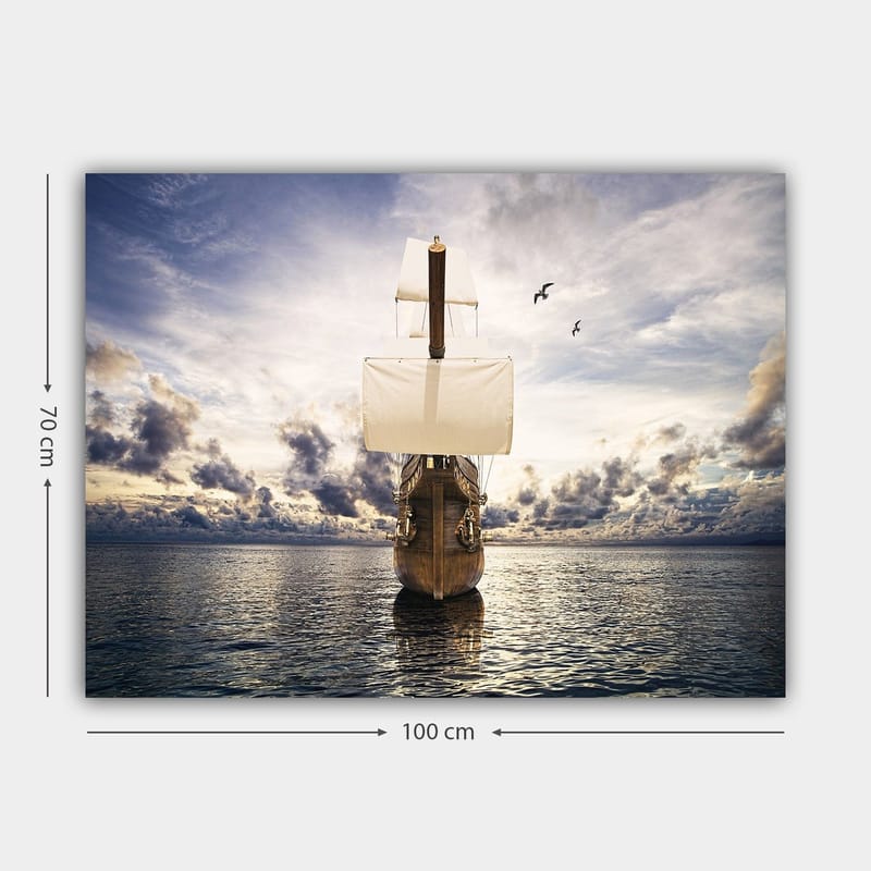 Canvastavla 70x100 cm - Ett majestätiskt segelfartyg som navigerar genom stilla vatten under en dramatisk himmel - Brun / Vit / Blå - Inredning - Tavlor & posters - Canvastavla
