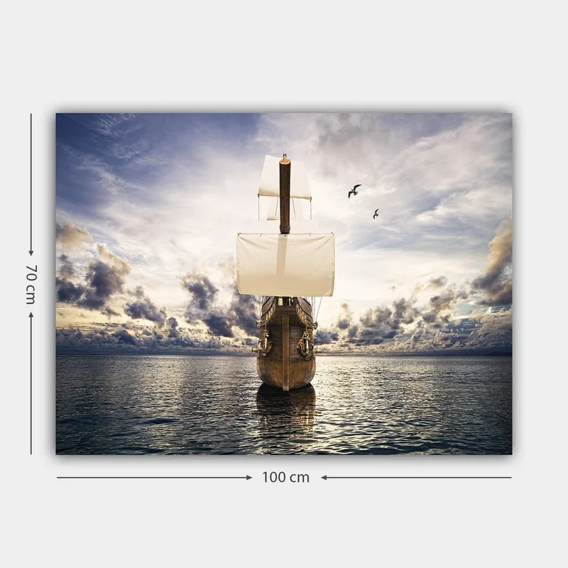 Canvastavla 70x100 cm - Ett majestätiskt segelfartyg som navigerar genom stilla vatten under en dramatisk himmel - Brun / Vit / Blå - Inredning - Tavlor & posters - Canvastavla