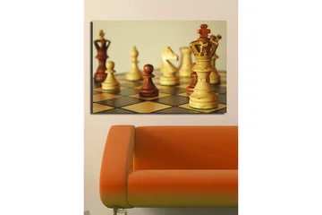 Canvastavla 70x100 cm - Ett schackbräde med träpjäser i fokus, där drottningen står framträdande - Ljusbrun / Mörkbrun / Beige - Inredning - Tavlor & posters - Canvastavla