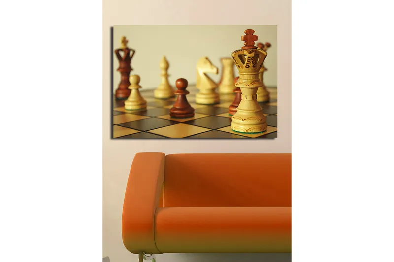 Canvastavla 70x100 cm - Ett schackbräde med träpjäser i fokus, där drottningen står framträdande - Ljusbrun / Mörkbrun / Beige - Inredning - Tavlor & posters - Canvastavla