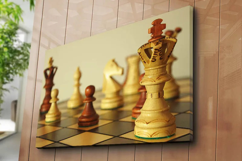 Canvastavla 70x100 cm - Ett schackbräde med träpjäser i fokus, där drottningen står framträdande - Ljusbrun / Mörkbrun / Beige - Inredning - Tavlor & posters - Canvastavla