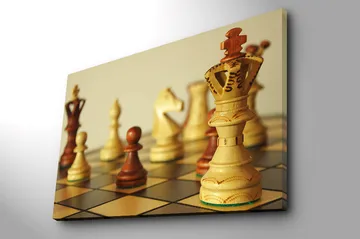 Canvastavla 70x100 cm - Ett schackbräde med träpjäser i fokus, där drottningen står framträdande - Ljusbrun / Mörkbrun / Beige - Inredning - Tavlor & posters - Canvastavla